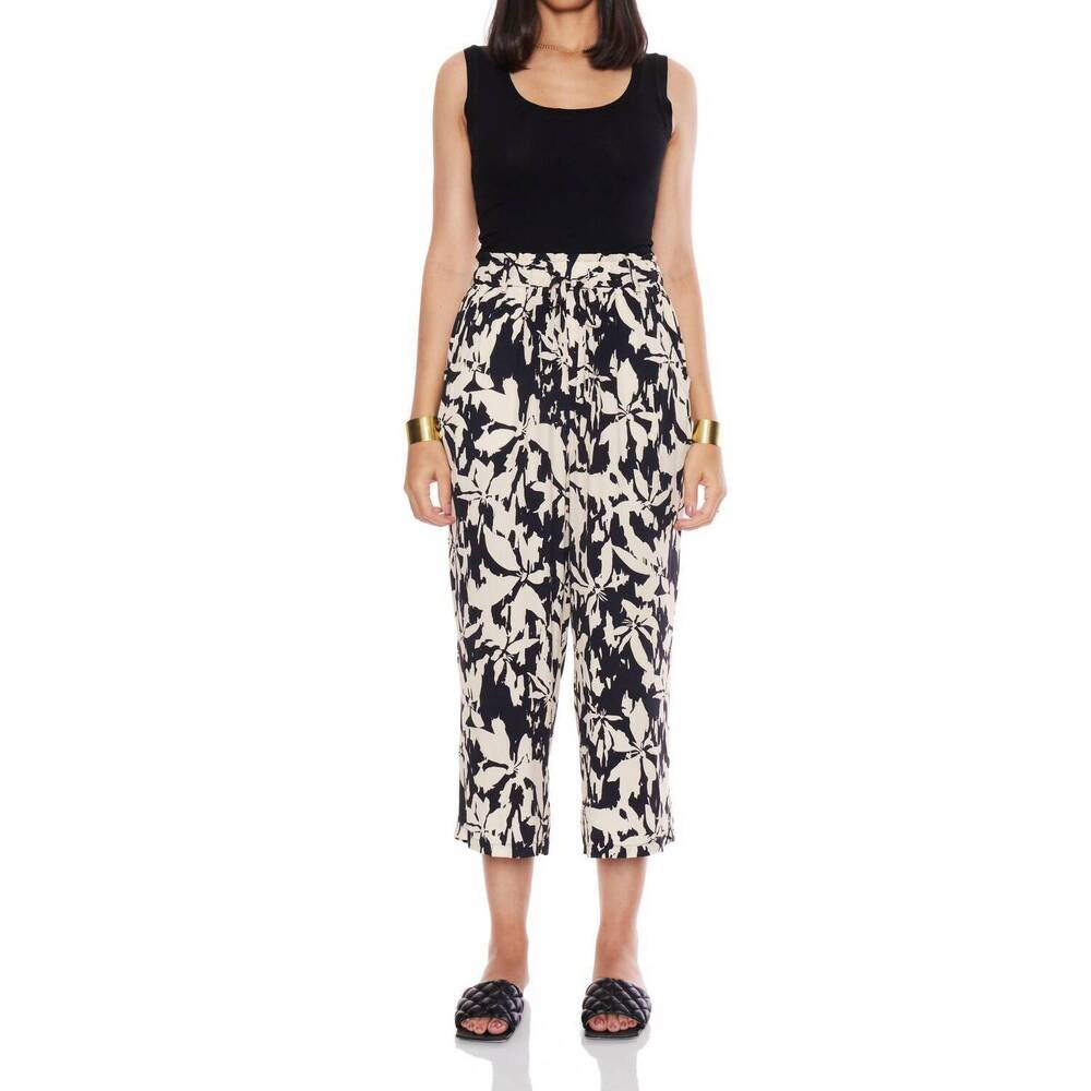 NEW VELVET HEART claudette floral cropped palazzo pants in black / cream